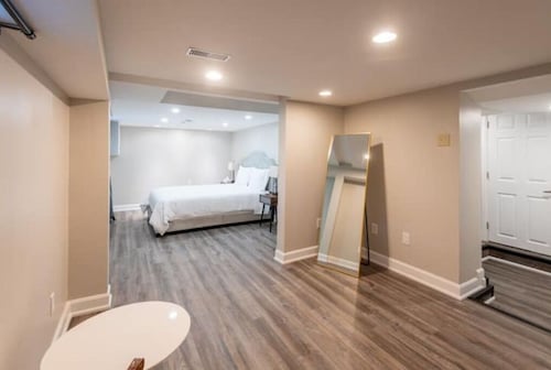 Adorable 1 bedroom place with 2 Free Parking Spots