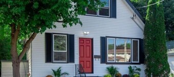 Adorable 1 bedroom place with 2 Free Parking Spots