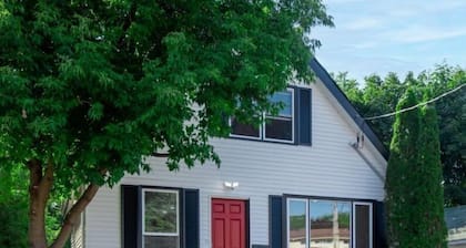 Adorable 1 bedroom place with 2 Free Parking Spots