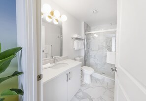 Appartement Standard | Salle de bain | Ensemble baignoire-douche, articles de toilette (gratuits)