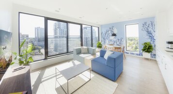 华丽公寓 | 起居区 | 55-英寸智能电视（配备数码频道）、电视、Netflix