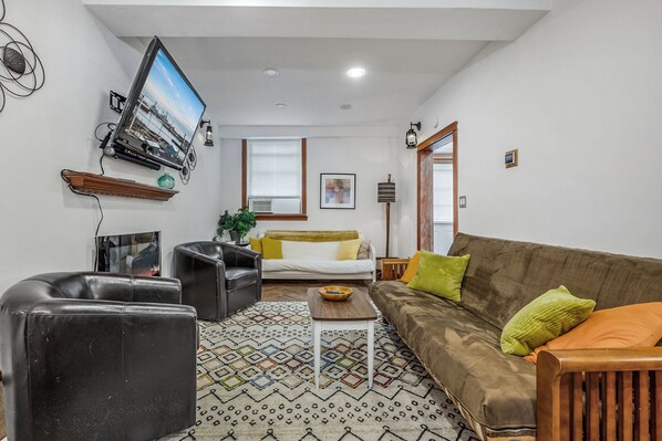 Smart TV, fireplace - Water view, large 2 bedroom in N Everett (Everett)