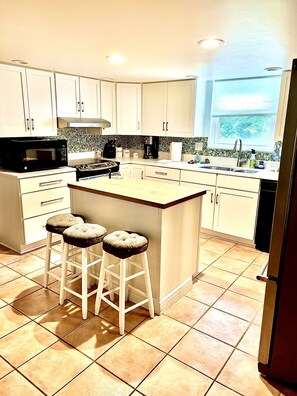 ثلاجة، ميكروويف، فرن، موقد طهي مسطح