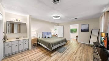 1 slaapkamer, een bureau, een strijkplank/strijkijzer, wifi