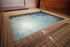Indoor spa tub - The Village of Loon Mountain Fixed Rooms (Lincoln)
