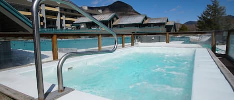 Una piscina al aire libre de temporada