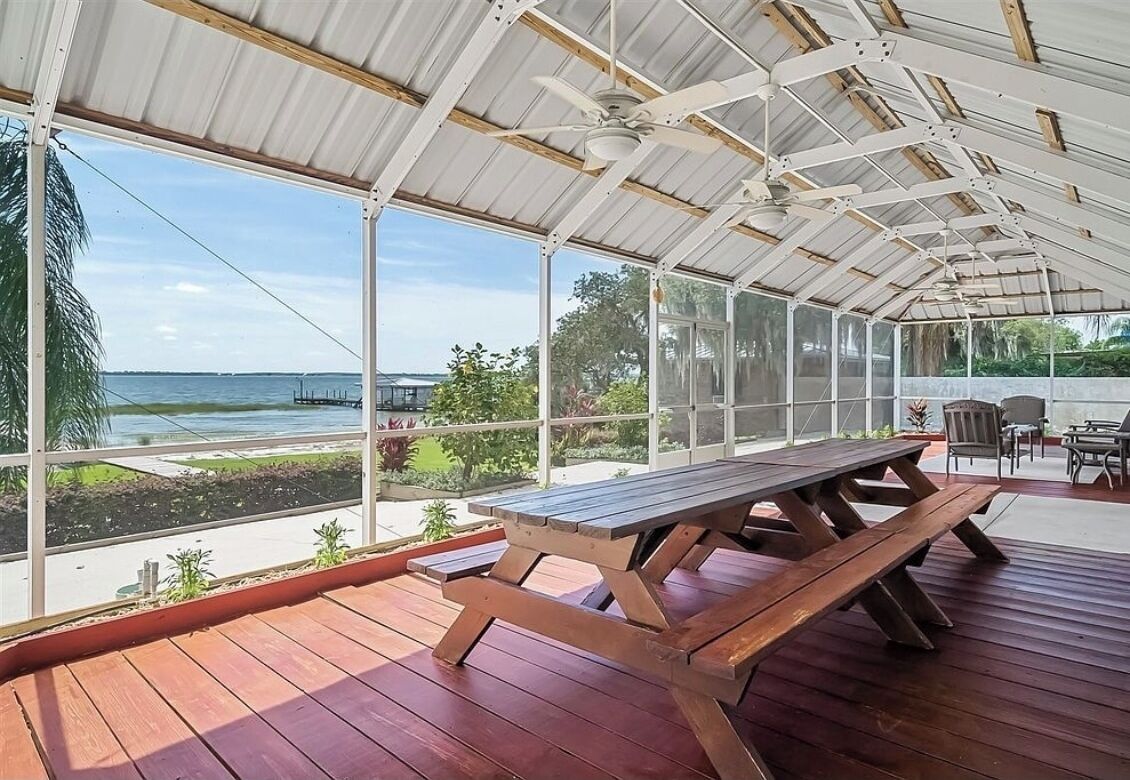 屋外ダイニングエリア