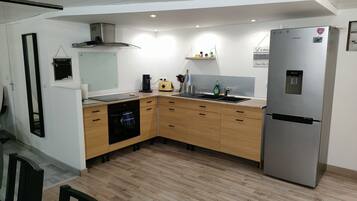 Réfrigérateur, four, plaque de cuisson, bouilloire électrique