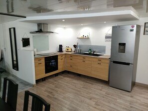 Fridge, oven, stovetop, electric kettle