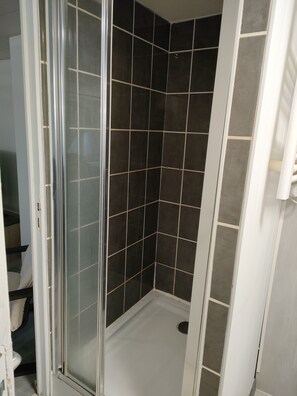 シャワー、バスアメニティ (無料)、ヘアドライヤー、石鹸