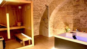 Espace de soins pour les couples, sauna, bain Ă remous