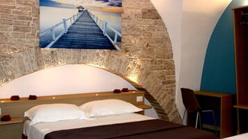 Deluxe Room | In-room safe, desk, blackout drapes, soundproofing