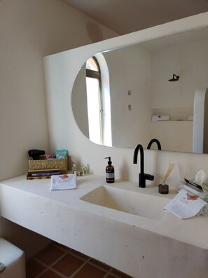 Regadera, jabón, shampoo 