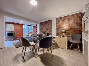 Departamento urbano | Área de sala de estar | Televisión LED, chimenea, Netflix y bocina smart