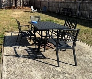 Outdoor dining - Cozy, private one Bedroom Apartment with full kitchen, living room, full bath. (Ridge)