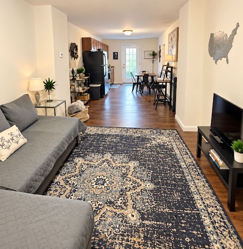 Private One Bedroom Apartment with full kitchen, LR, full bath and private yard