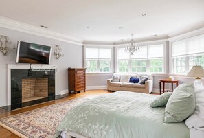 9 Schlafzimmer, Schreibtisch, Reisekinderbett, WLAN