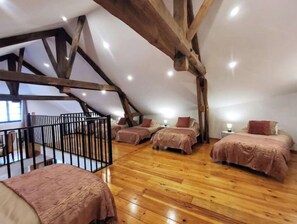 4 bedrooms, iron/ironing board, travel cot, free WiFi