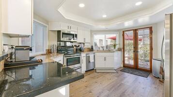 Refrigerador, microondas, horno y parrilla de estufa