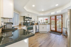 冷蔵庫、電子レンジ、オーブン、コンロ