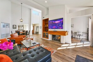 Smart TV, fireplace - Luxury Retreat in Quiet Neighborhood – Ideal for Extended Stays! (Laguna Niguel)