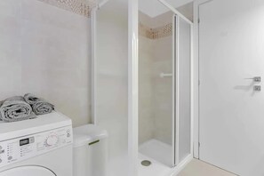 Dusche, Haartrockner, Bidet, Handtücher