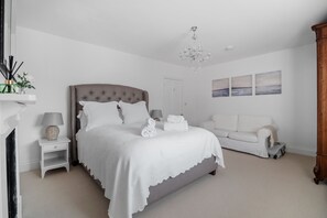 3 quartos, ferros/tábuas de passar roupa, berço de viagem