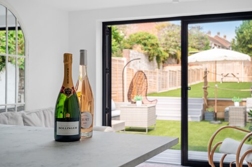 Bay View Luxury Stays - Iris Boutique Harbour Cottage, walking distance to Beach