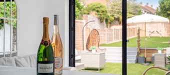 Boutique Harbour Stay- walking distance to Beach