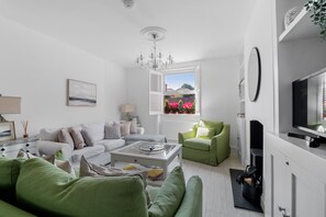 Smart TV, fireplace, books, stereo