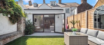 Boutique Harbour Stay- walking distance to Beach