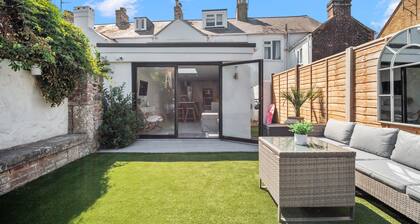 Boutique Harbour Stay- walking distance to Beach