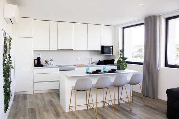 ثلاجة، ميكروويف، فرن، موقد طهي مسطح