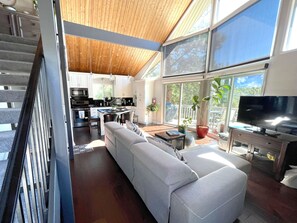 Living area - The Grape Escape - Lake Views with Grape Vines (Lake Arrowhead)