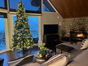 Living area - The Grape Escape - Lake Views with Grape Vines (Lake Arrowhead)