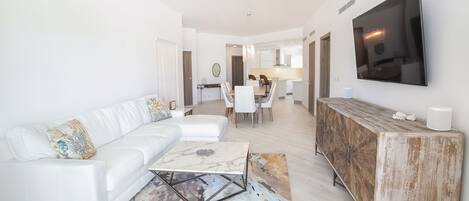 Fernseher, Tischtennisplatte