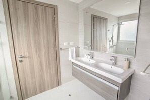 Dusche, Whirlpool, Haartrockner, Bidet