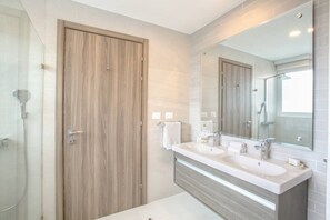 Dusche, Whirlpool, Bidet