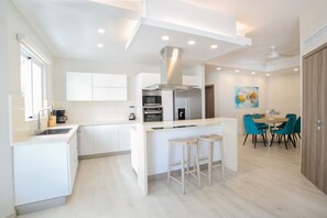 Réfrigérateur, micro-ondes, lave-vaisselle, cafetière/bouilloire