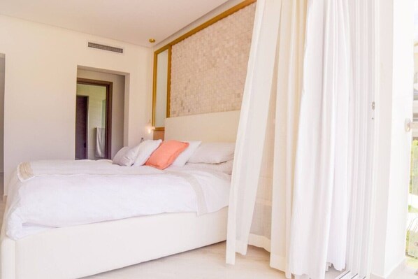 Escritorio, tabla de planchar con plancha, wifi y ropa de cama 