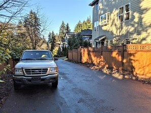 Property grounds - Cozy two bedroom in quiet neighborhood (Kenmore)