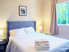 2 bedrooms, in-room safe, iron/ironing board, free WiFi - Cozy two bedroom in quiet neighborhood (Kenmore)