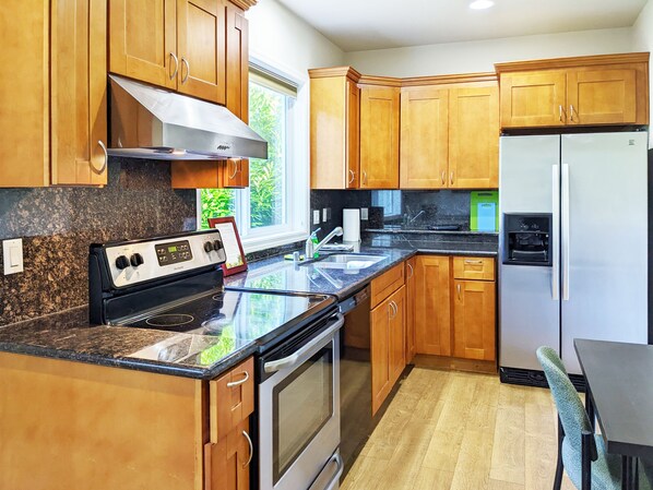 Fridge, microwave, oven, stovetop - Cozy two bedroom in quiet neighborhood (Kenmore)