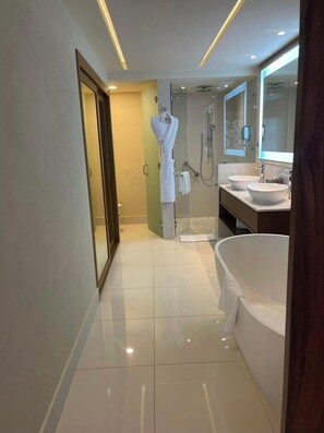 تجهيزات دش، حوض استحمام بنظام ضخ المياه، مجففات شعر، مراحيض شطف