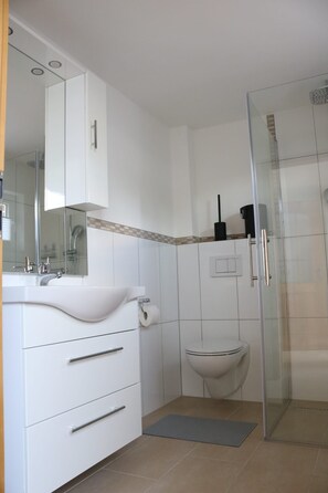 Douche, serviettes fournies, savon, papier toilette