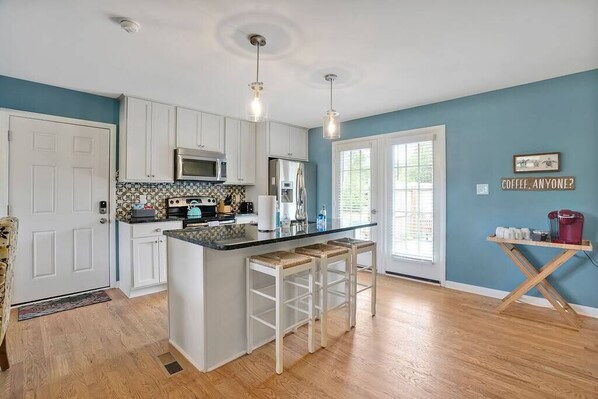 Réfrigérateur, micro-ondes, four, plaque de cuisson