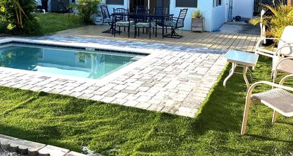 The Dolphin House! Heated Pool home. Unlimited well mannered Pets Welcome