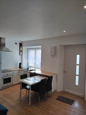 Réfrigérateur, micro-ondes, four, lave-vaisselle