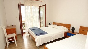 Un dormitorio con dos camas, un escritorio y una silla.