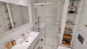 Douche, sĂšche-cheveux, serviettes fournies, savon